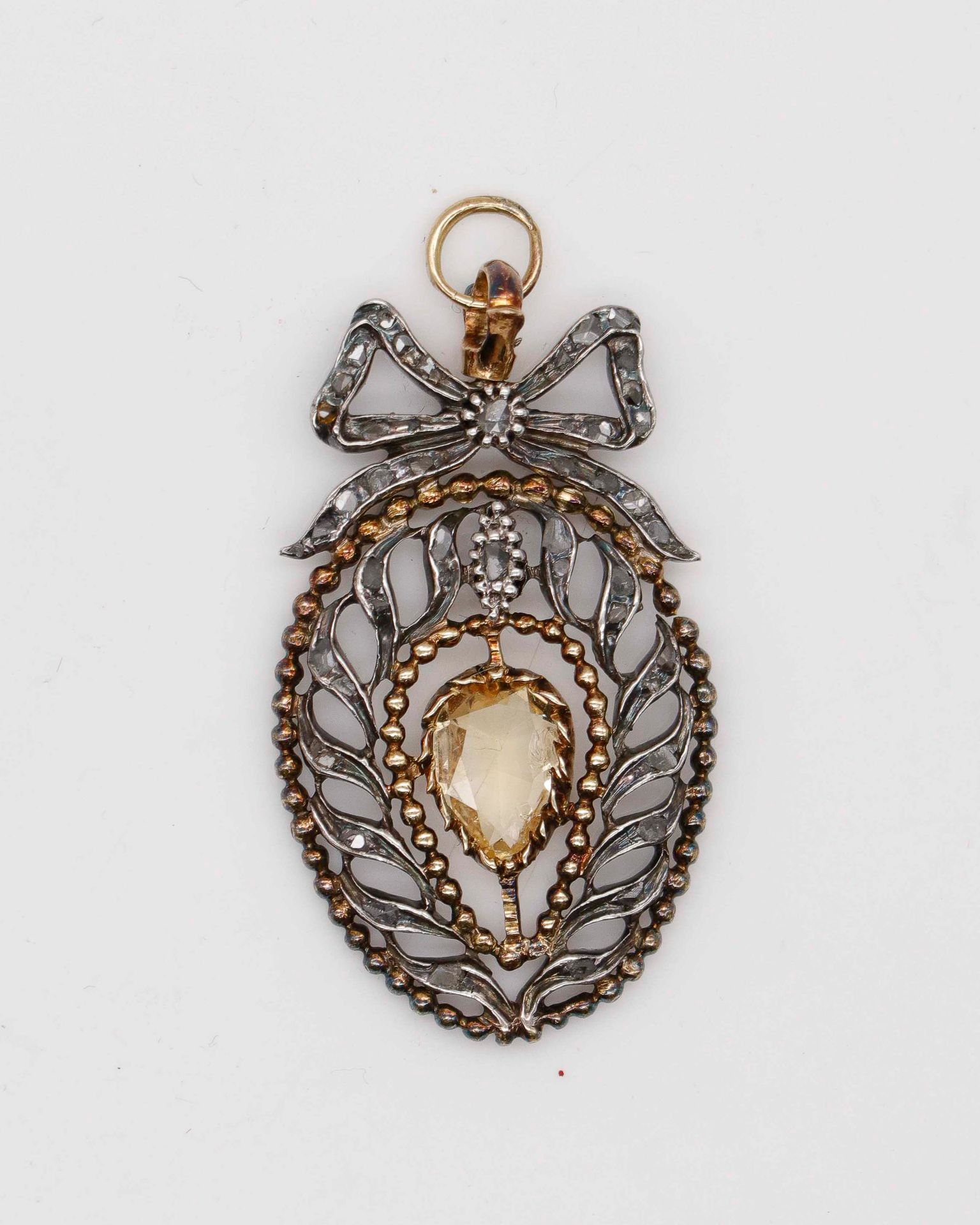 Null 镶嵌钻石的银质绳结吊坠，上面有一颗黄水晶和钻石装饰的心脏图案。毛重：10克