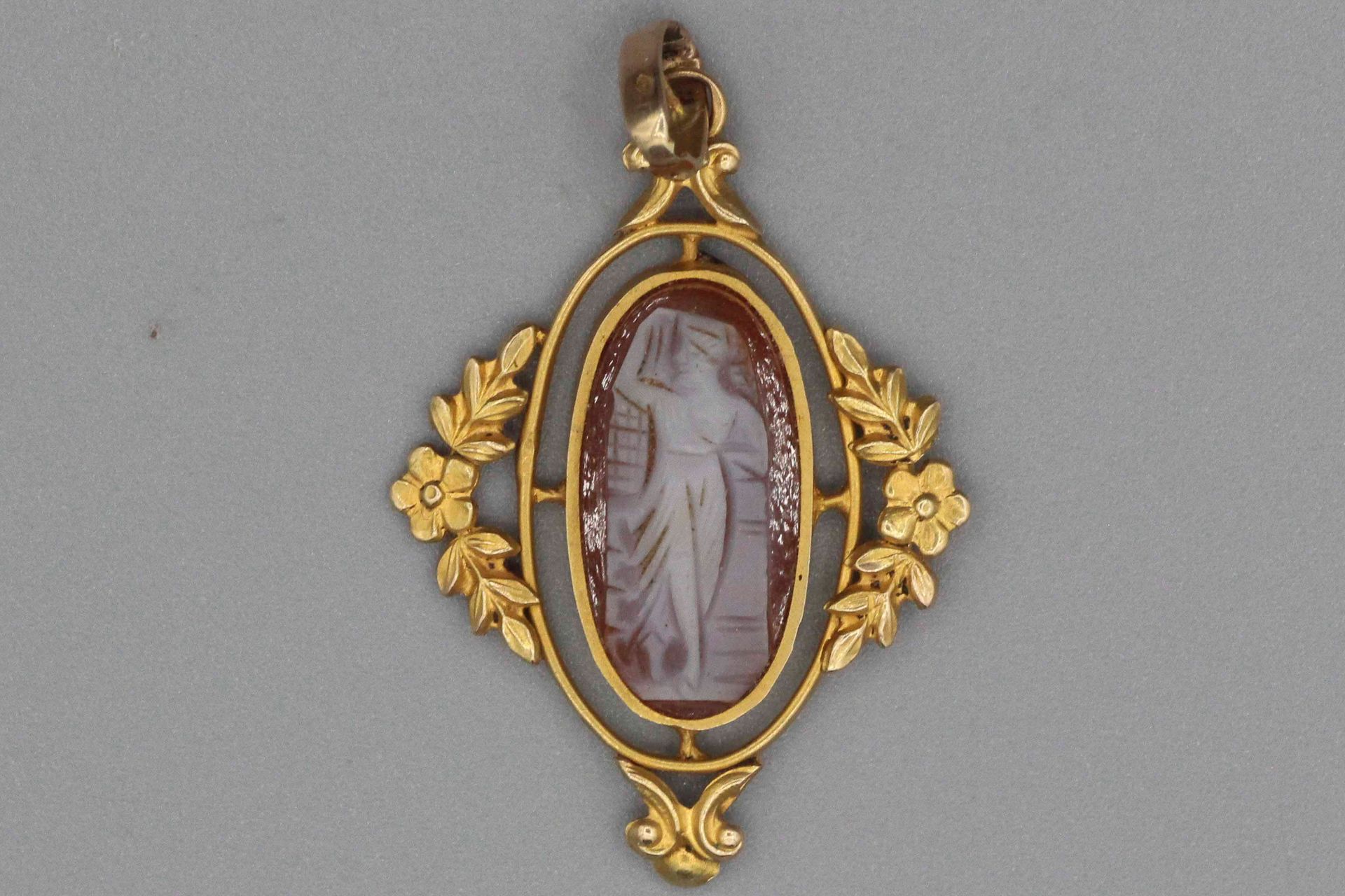 Null Gold pendant with a cameo on agate representing a woman in the antique styl&hellip;