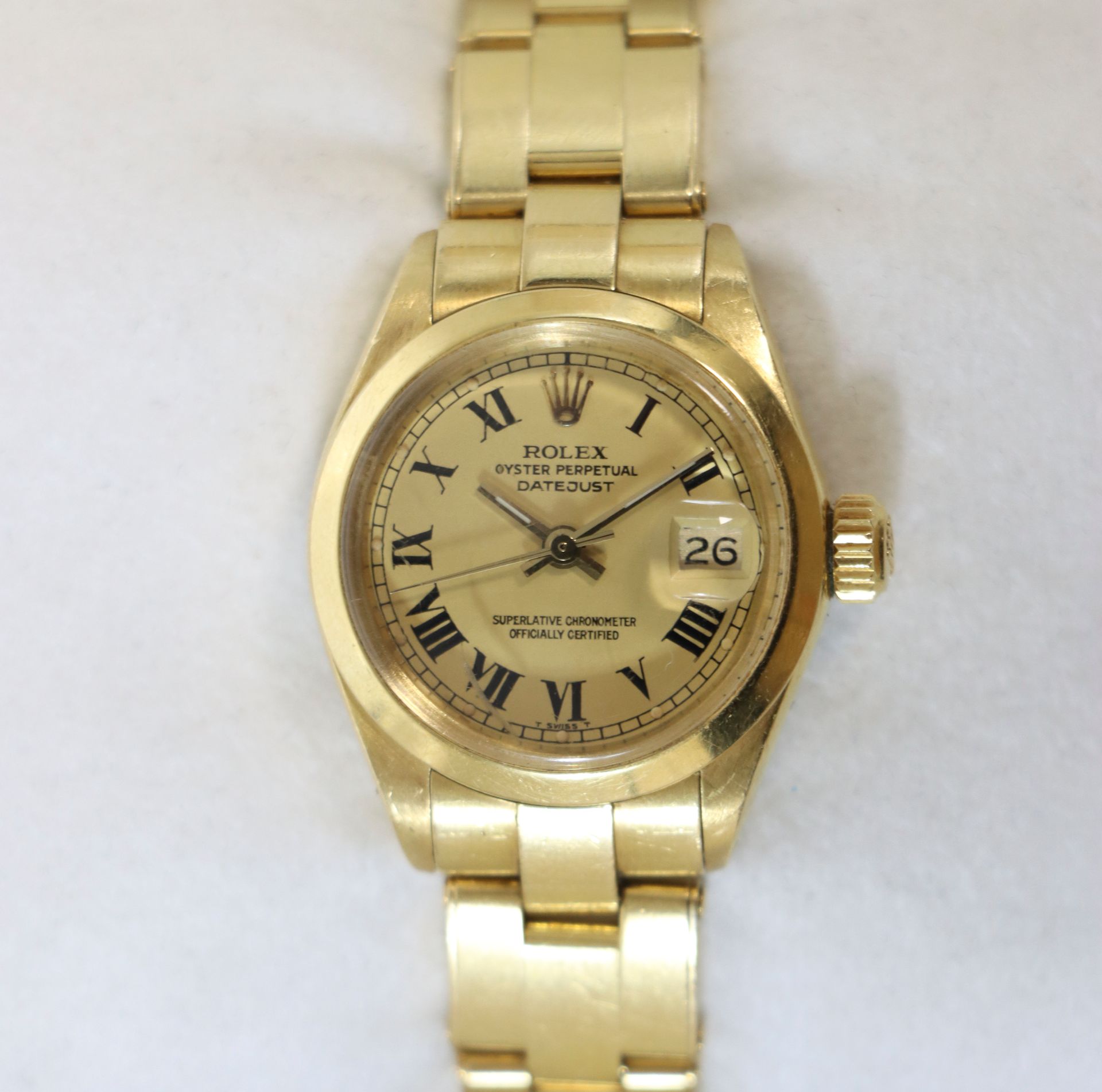 Null ROLEX。金色 "Oyster perpetual "女士手表。日期只是"。型号：6916。金色表盘。自动机芯。黄金 "蚝式 "表带。毛重 : 59&hellip;