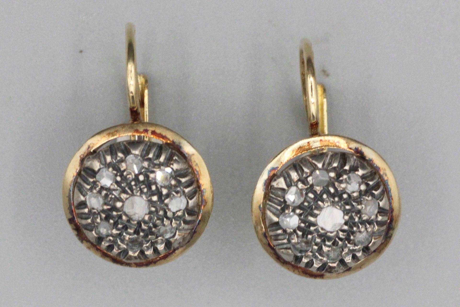 Null Ein Paar goldene Dormeuse-Ohrringe, die mit einem Diamant-Pavé verziert sin&hellip;