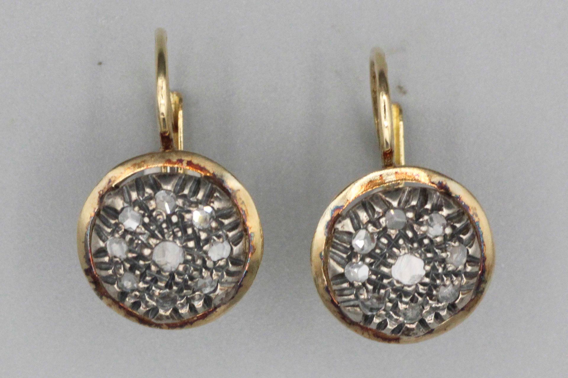 Null Pair of gold sleeper earrings set with diamonds. Gross weight : 5,1 g