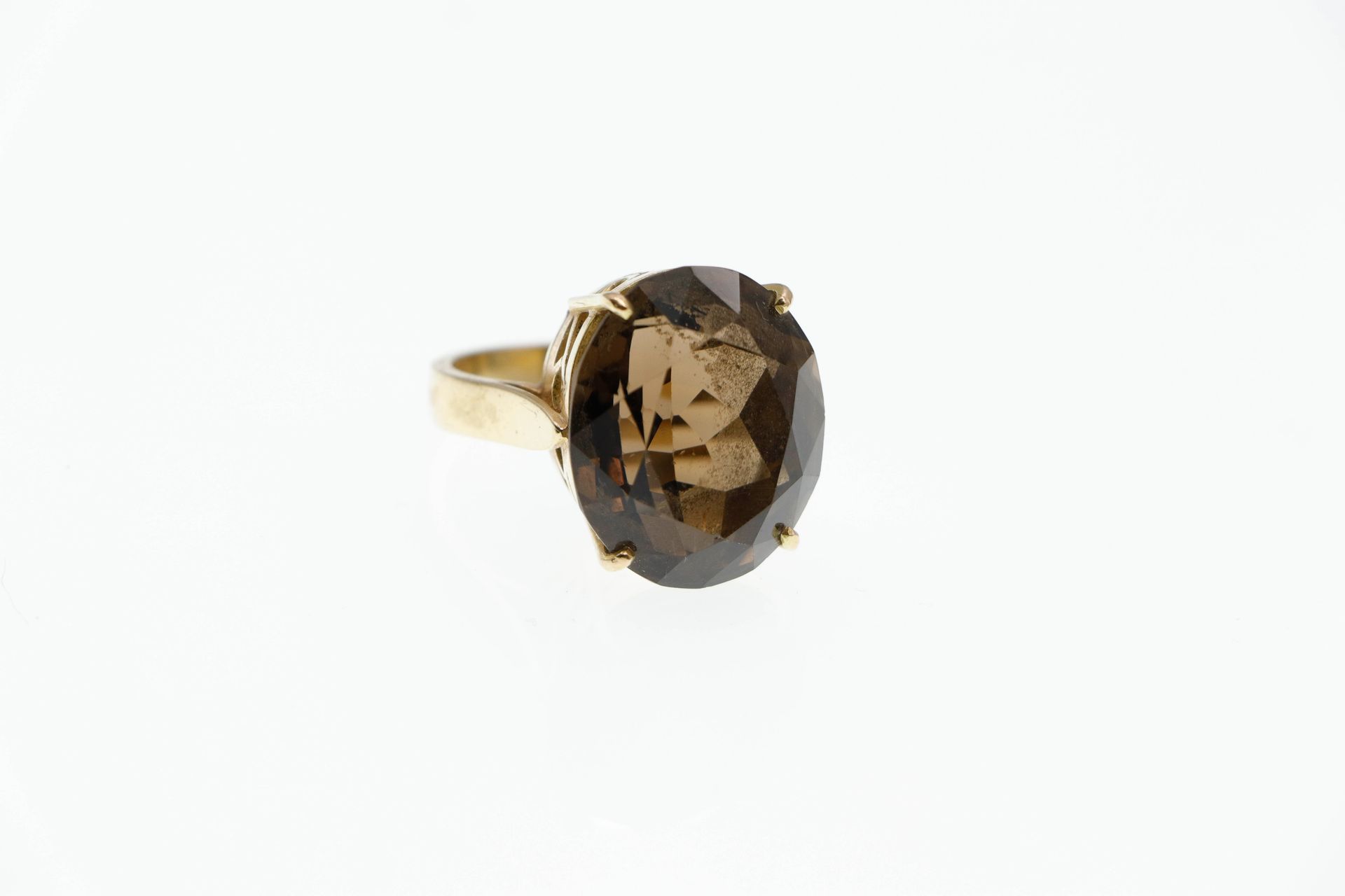 Null Gold ring set with a brown citrine of about 24 carats. Gross weight : 13,9 &hellip;