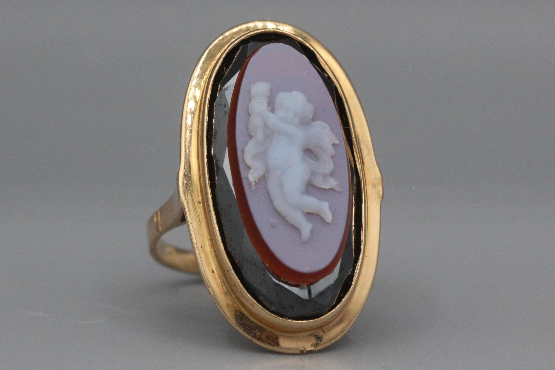 Null 一枚金戒指，上面有赤铁矿和玛瑙上的浮雕，有小天使图案。毛重：6.6克。手指尺寸：51