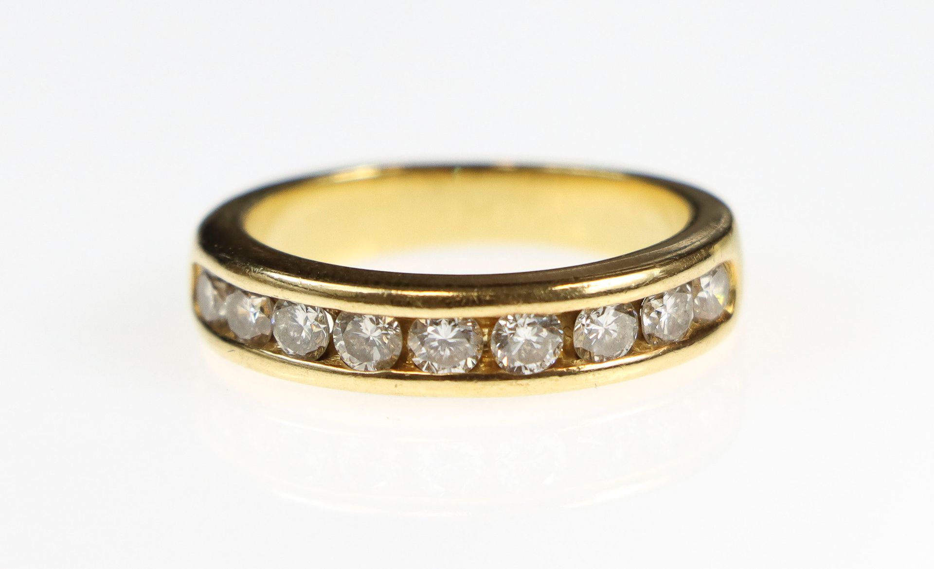 Null 金质半婚戒，镶有总重约0.90克拉的钻石。毛重 : 6,4 g