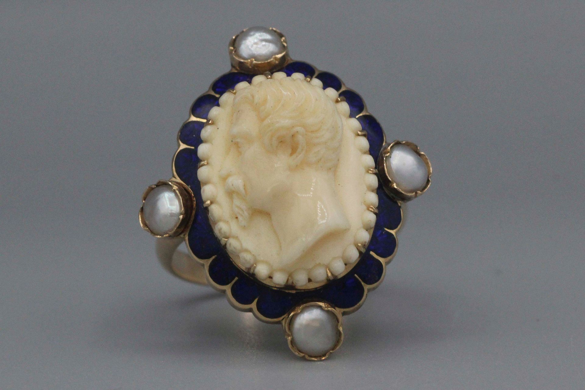 Null 金戒指上镶嵌着代表拿破仑三世皇帝的浮雕，采用珐琅和珍珠镶嵌。毛重：6.8克。手指尺寸：58