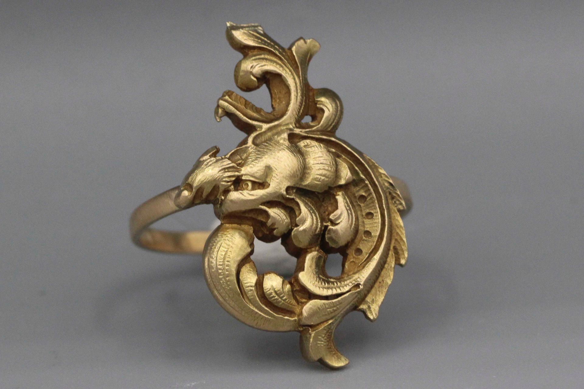 Null Gold ring decorated with a chimera. Gross weight : 7,4 g. Finger size : 50