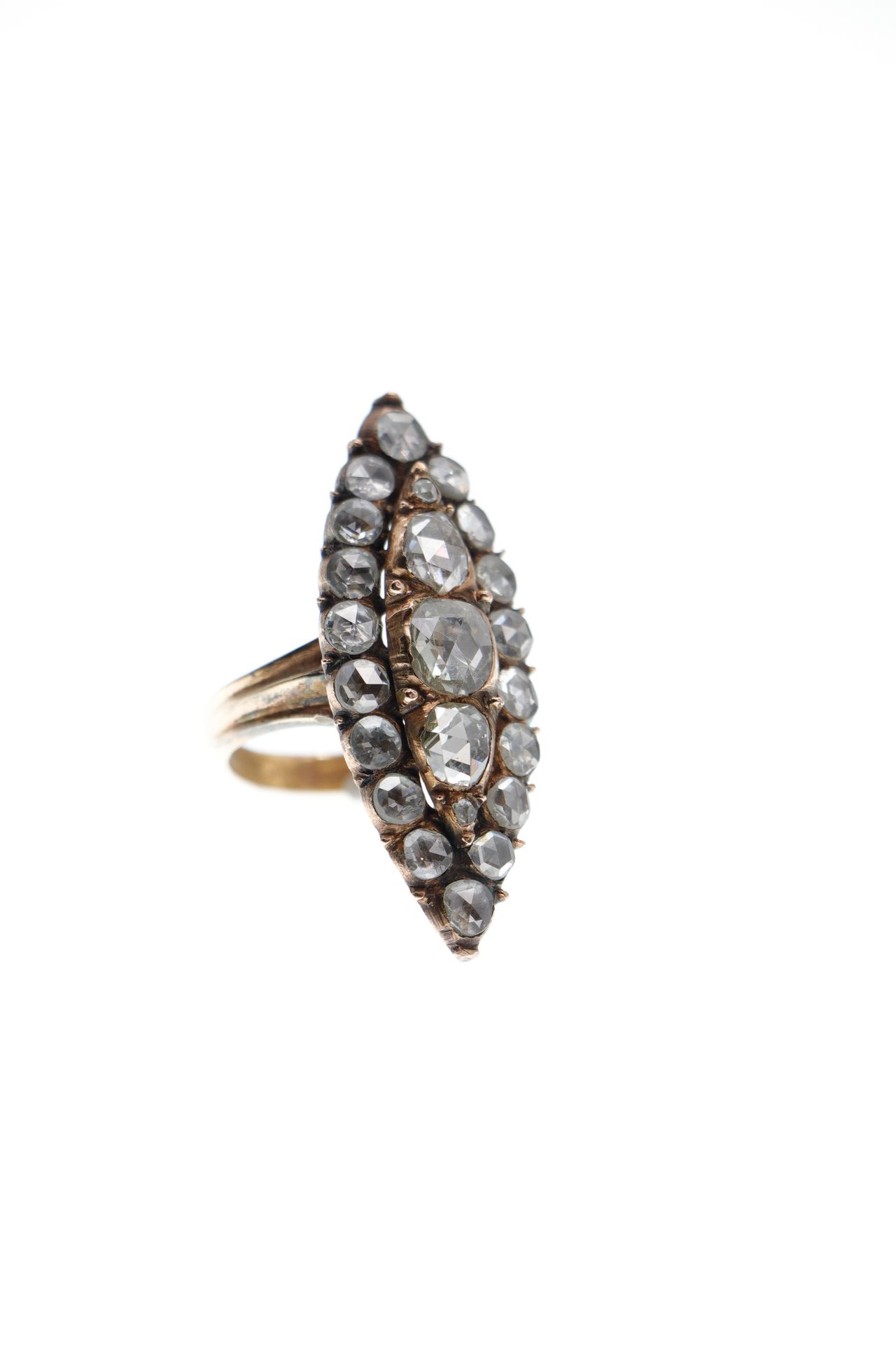 Null 重要的9K金脐带戒指，在钻石镶嵌中镶嵌了一排大钻石。毛重：9.5克。手指尺寸：56