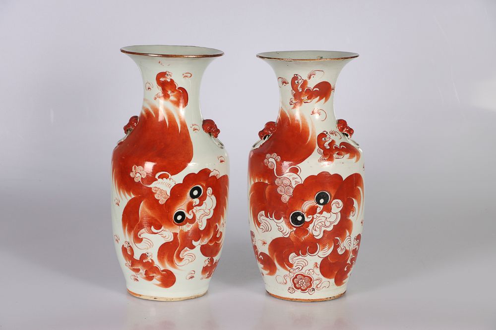 Null (2) 中国，19世纪。一对铁红装饰的瓷质阳台花瓶，上面有佛教的狮子和诗句，把手是由奇美拉面具组成的。以前是作为一个灯来安装的。底部有穿孔。高：42.&hellip;
