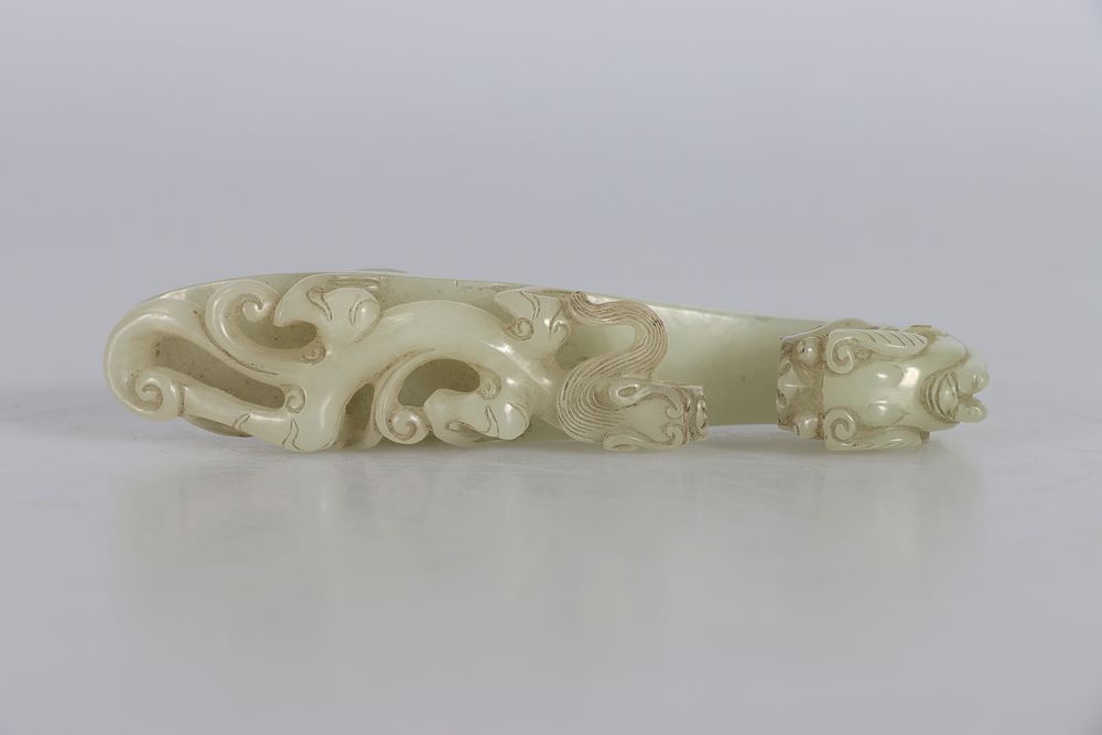 Null CHINE, XVIIIe siècle. Fibule en jade céladon, à décor en haut relief d’un q&hellip;