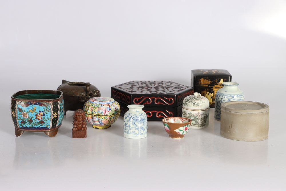 Null (11) 中国和日本，杂项。一套杂项包括：一个漆木刻盒，一个青铜桃形香炉（缺盖），一个广东彩绘珐琅盒，两个青花小瓷瓶，一个广东漆木盒，一个瓷盖盒，一个&hellip;