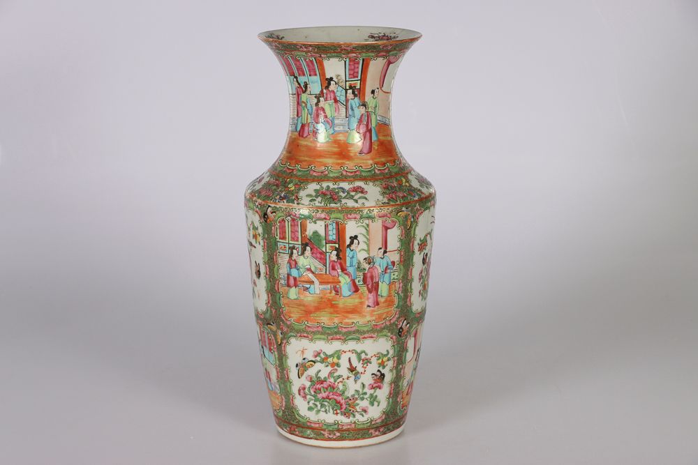 Null 中国，19世纪。一件广东的珐琅柱形花瓶，装饰有人物的动画场景，与画有花、鸟和蝴蝶的图案交替，保留在金色背景上。高：44厘米（有裂缝）