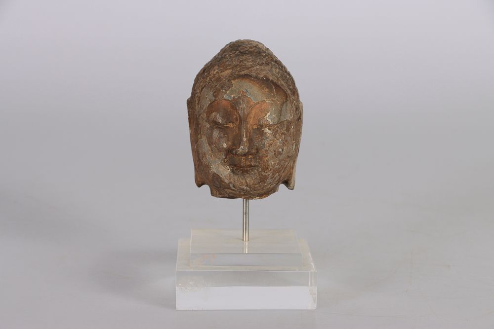 Null CHINA, Estilo Qi del Norte. Pequeña cabeza de Buda de arenisca, representad&hellip;