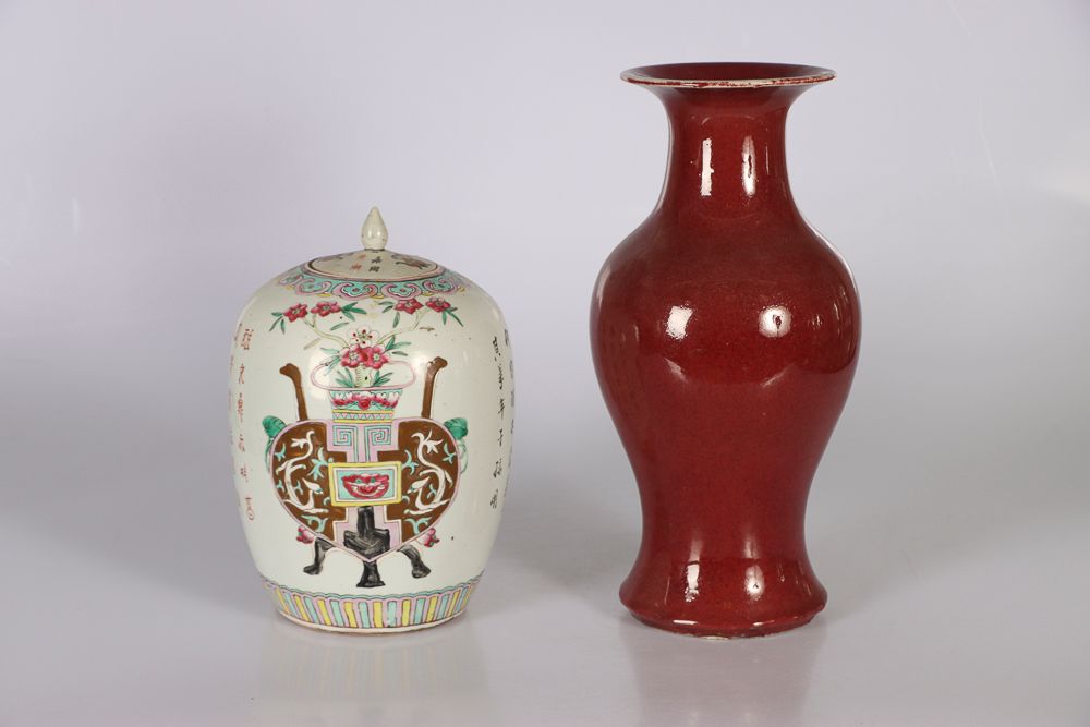 Null (2) CHINE, XIXe siècle. Ensemble de deux vases en porcelaine comprenant un &hellip;