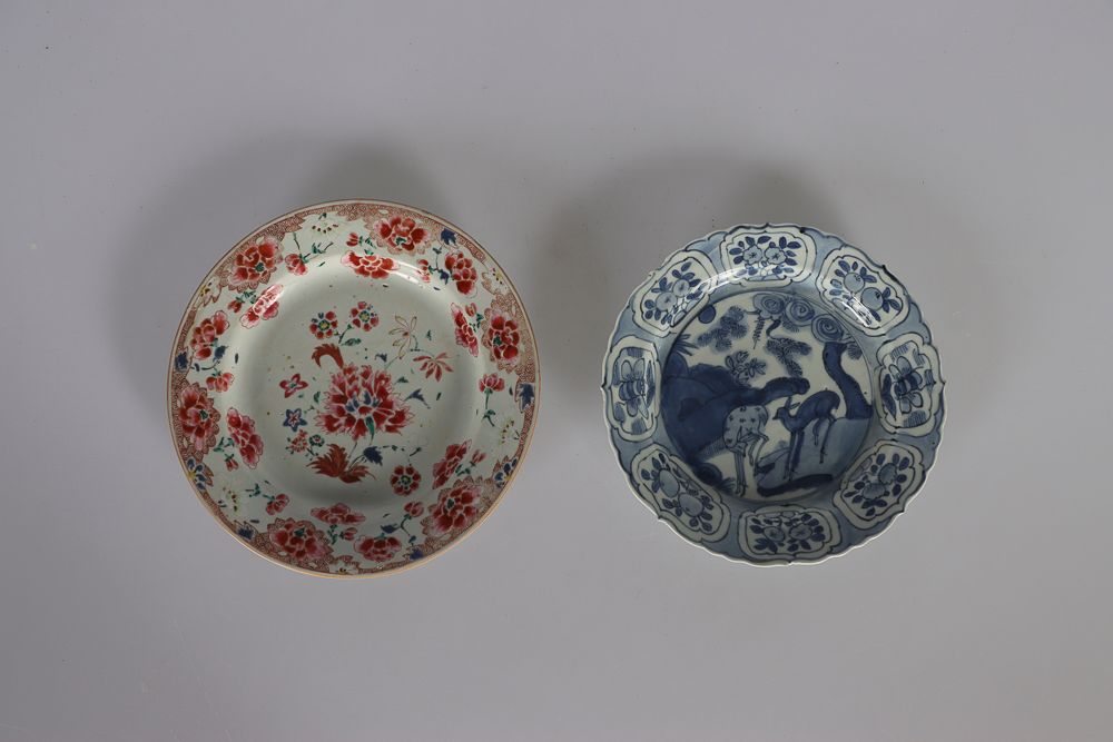 Null (2) CHINE, XVIIIe siècle. Assiette en porcelaine à décor en émaux famille r&hellip;