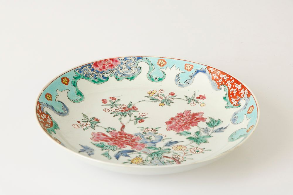 Null CHINE, Epoque Yongzheng, XVIIIe siècle. Assiette creuse en porcelaine prése&hellip;