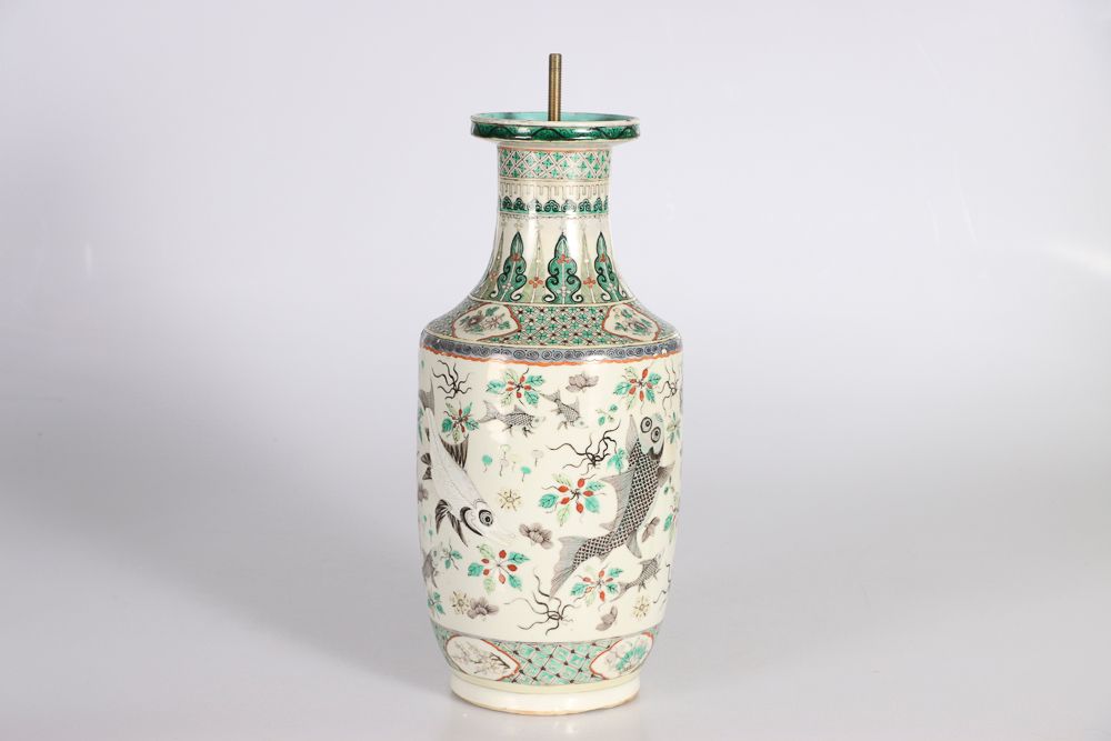 Null 中国，19世纪。瓷器卷轴花瓶，装饰有绿色家族珐琅彩，表现了海床上的鱼。被安装成一盏灯。高：45,5厘米（事故和修复）。