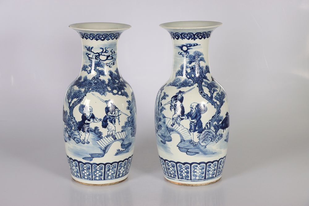 Null (2) 中国，19世纪。一对青花瓷花瓶，装饰有湖泊风景，脚上有莲花花瓣的楣，颈部有如意的楣。高：44.2厘米（每个）（颈部有缺口）