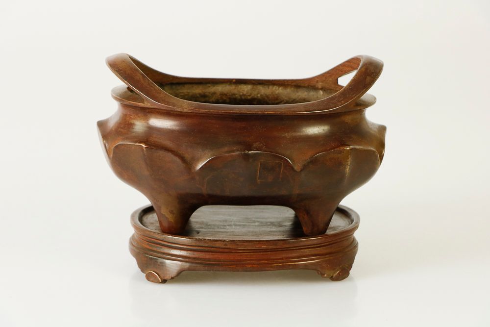 Null CHINA, XIXth century. Oval-shaped incense burner in bronze with brown patin&hellip;