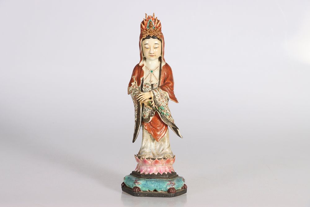 Null 中国，19世纪。多彩瓷器雕像，表现了一个站立的观音，在一个双莲花形和八角形的底座上，施以绿松石釉，她手中拿着一个树枝，身穿丰富的花衣。总高度：34.5&hellip;