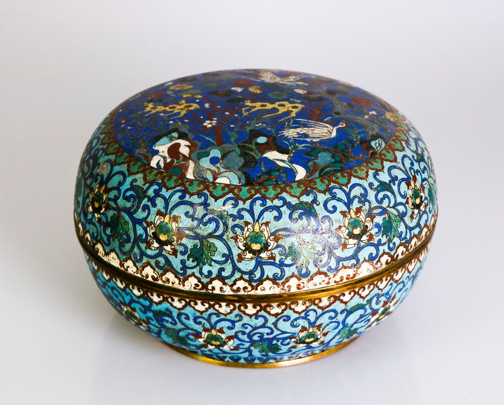 Null CHINE, XIXe siècle. Grande boite lenticulaire couverte, sur talon, en bronz&hellip;