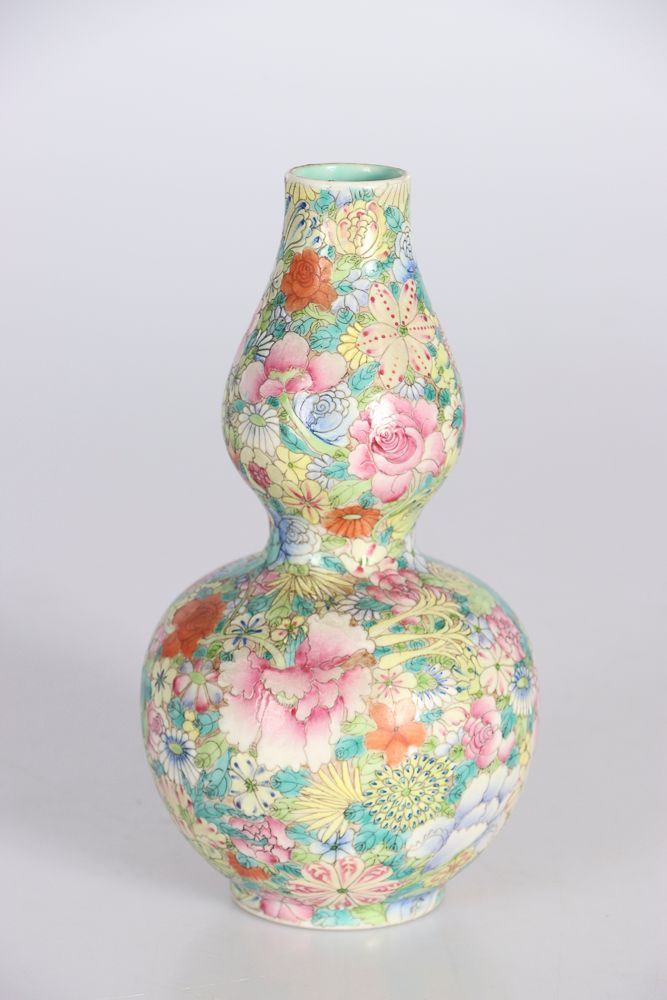 Null CINA, XIX secolo. Vaso a doppia zucca in porcellana decorato con smalti pol&hellip;