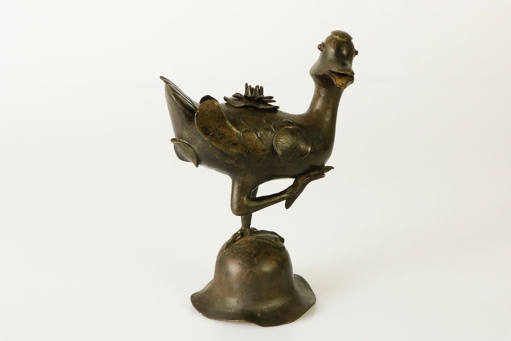Null 中国，明朝时期。青铜鸭子，形成一个香水炉，表现为站在一个倒置的莲花球形状的圆形底座上，一条腿在底座上，另一条腿折向身体，嘴张开，头转向右边，盖子呈莲花&hellip;