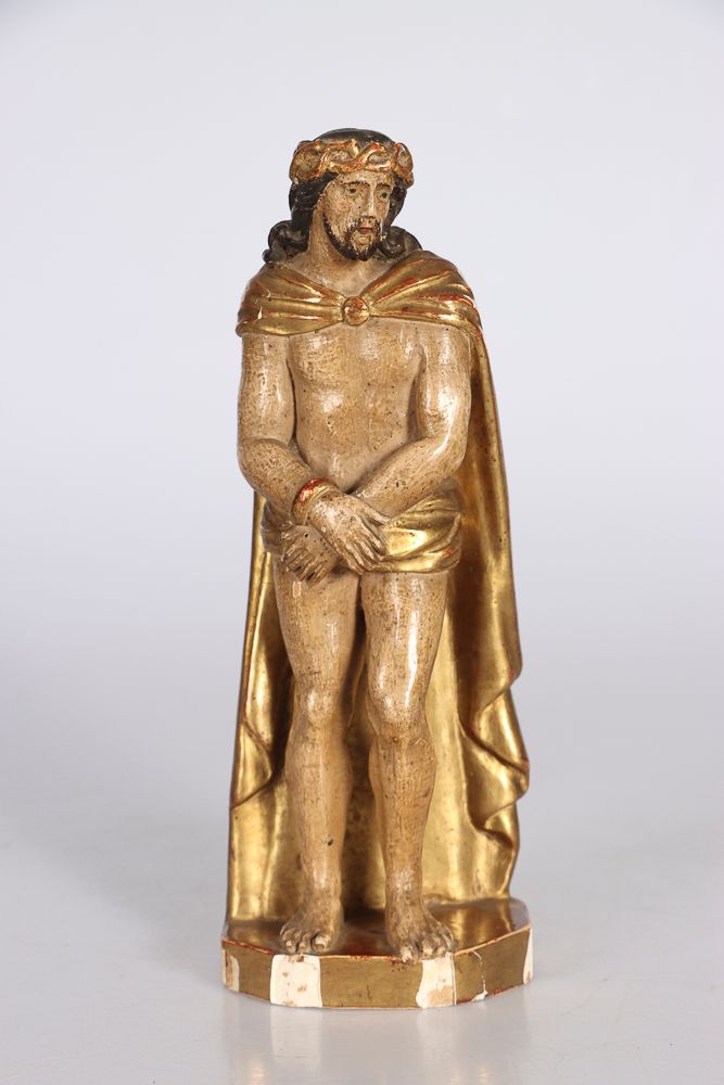 Null 雕刻、多色和镀金木制的 "人世间"。他站着，双手被绑在身前，戴着荆棘冠冕，身穿短围裙和长披风。17/18世纪。高：30厘米（小的事故和缺失的部分）。专&hellip;