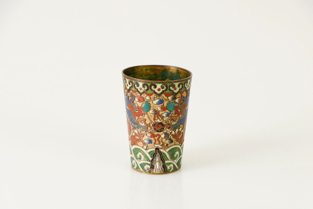 Null CHINA, Guangxu period, 19th century. Bronze and cloisonné enamel cup, decor&hellip;