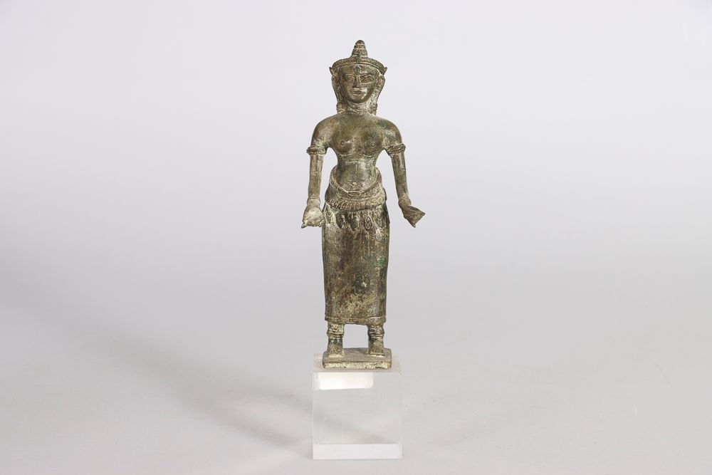 Null 柬埔寨，巴戎文化，12世纪。乌玛女神的铜像，站在一个方形底座上。高：22厘米（磨损）