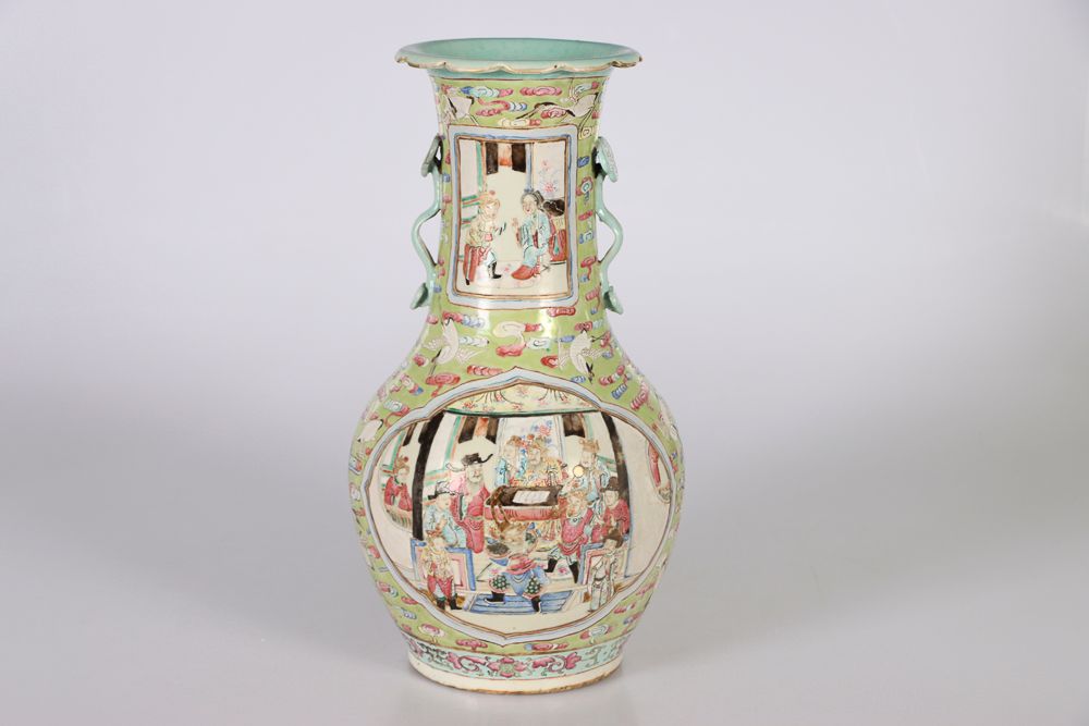 Null CHINE, XIXe siècle. Vase bouteille à décor en émaux de Canton de scènes pla&hellip;
