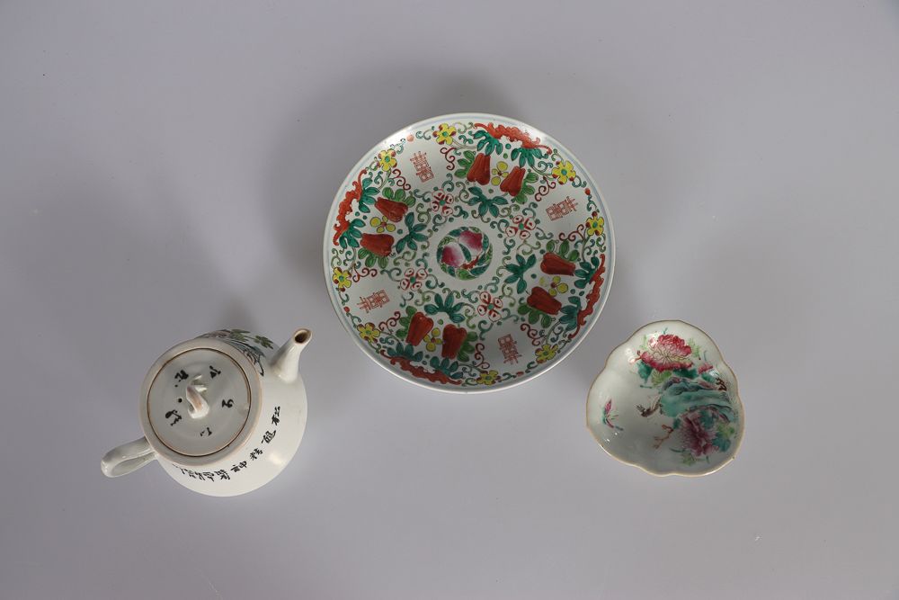 Null (3) 中国，19-20世纪。一套三件带多色珐琅彩装饰的瓷器，包括一个裂片碗（宽：12厘米），一个茶壶（高：12厘米）和一个盘子（长：23厘米）（有些&hellip;