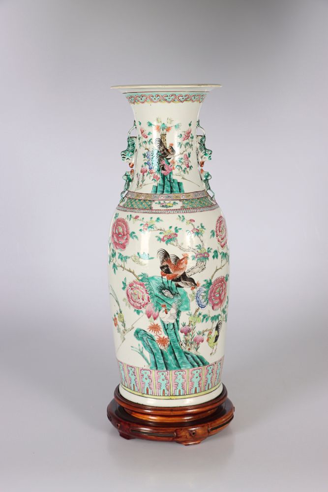 Null CHINA, late 19th century. Porcelain baluster vase decorated in famille rose&hellip;