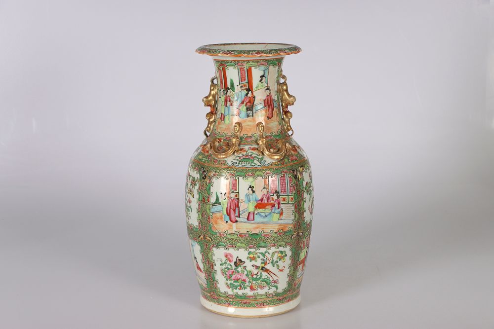 Null CHINE, XIXe siècle. Vase de forme balustre en porcelaine et émaux de Canton&hellip;