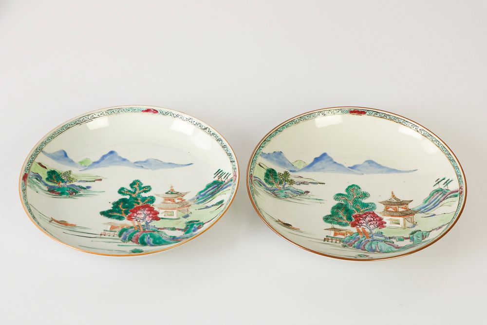 Null (2) 中国，乾隆时期。一对瓷质汤盘，以多色珐琅彩装饰湖光山色中的亭台楼阁，边框上有绿松石的方形楣。D : 22,5 cm (每个) (轻微的裂缝)