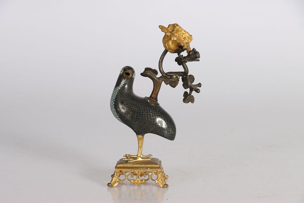 Null 中国，19世纪初。掐丝珐琅鹌鹑和法国鎏金铜烛台支架。总高度：20厘米