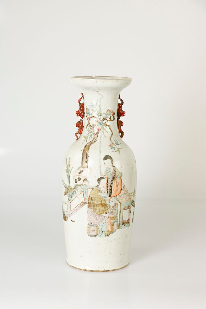 Null CHINE, XIXe siècle. Vase en porcelaine à décor en émaux polychromes présent&hellip;