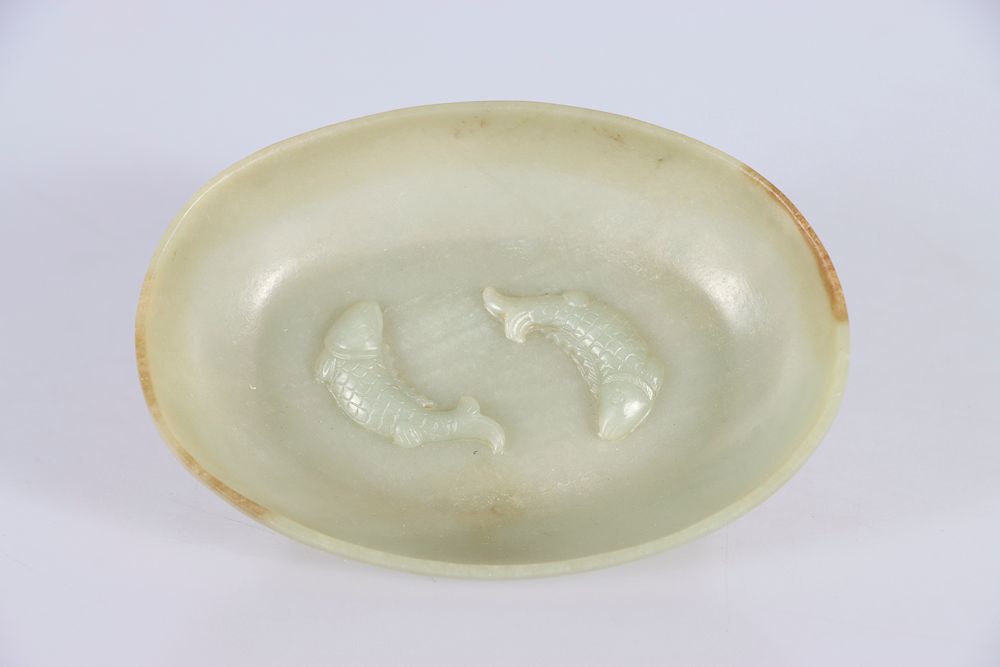 Null CINA, tarda dinastia Qing. Ciotola ovale in giada intagliata con due pesci &hellip;