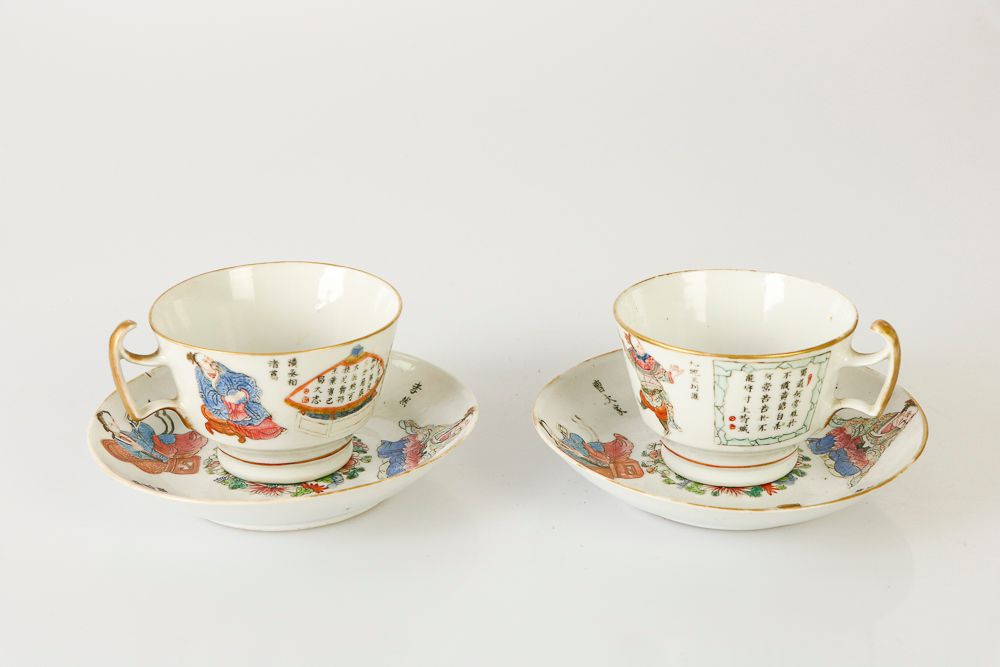 Null (2) 中国，19世纪。两个瓷杯和碟子，用多色珐琅彩装饰，称为 "吴尚普"，上面有神仙和铭文，杯子的把手有棱角。杯子：高：7；深：9,6厘米。碟子。D&hellip;