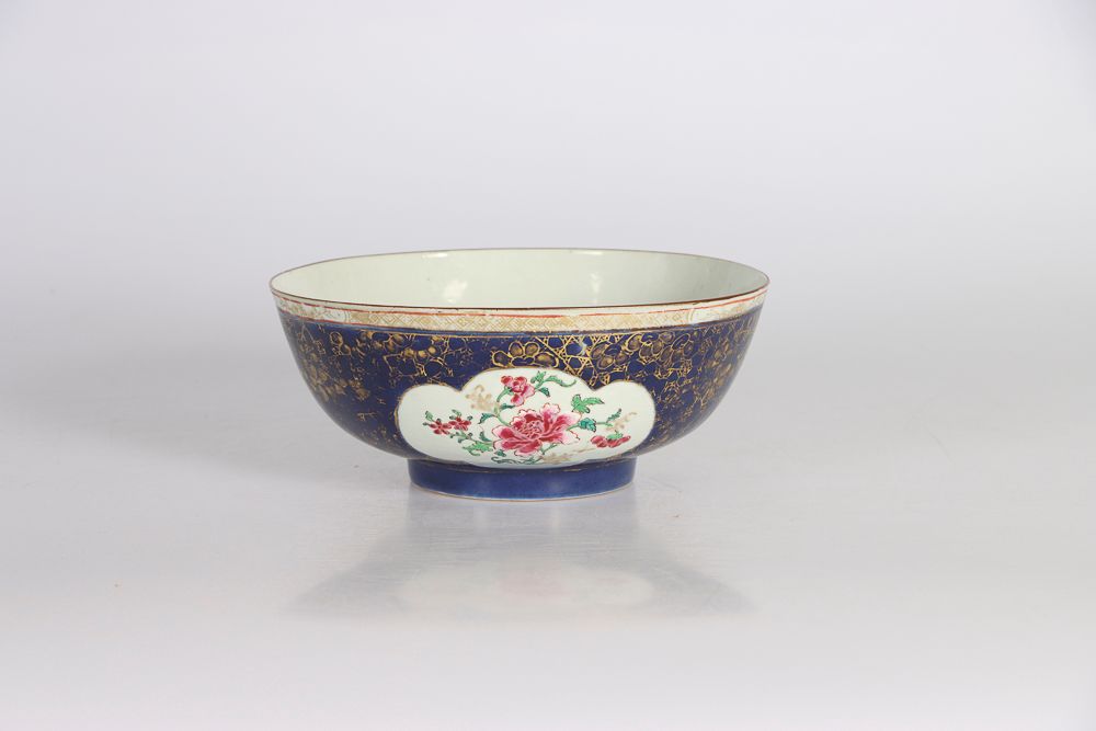 Null 中国，印度公司，18世纪。一个大的瓷碗，装饰有多色珐琅彩的牡丹花，在蓝色的粉底上，外壁有金色的亮点，里面有牡丹花的装饰。高：11.5；深：26.6厘米&hellip;