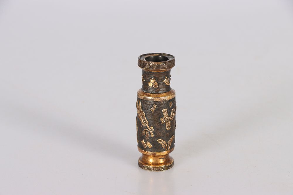 Null CHINA, 17. Jahrhundert. Jahrhundert. Kleine, zylindrische, teilweise vergol&hellip;