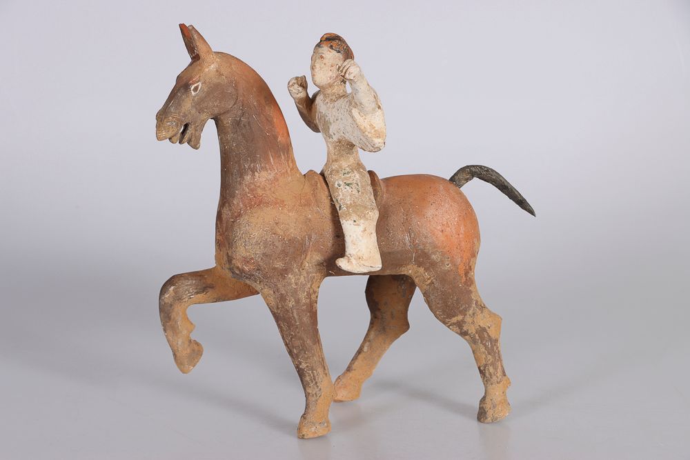 Null 中国，汉代。多彩陶土的骑手和坐骑，举着手臂，马在奔跑。高：32；宽：30厘米（修复，有些意外）。2016年9月28日热释光QED实验室的测试报告