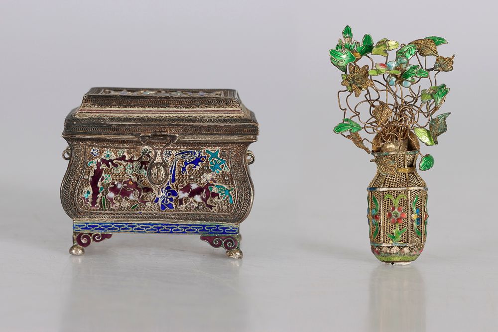 Null (2) 中国，广州，19世纪。一个可爱的微型银丝盒，带有珐琅的亮点。铰链的盖子上装饰着一只蝙蝠，两边是两个象征长寿的寿字。高：5.2；宽：6.3；深：&hellip;