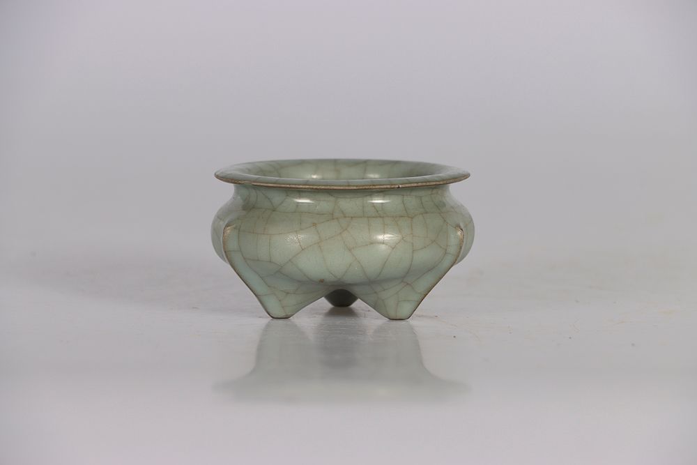 Null CHINA, Late Ming period. Small tripod ceramic incense burner with a celadon&hellip;