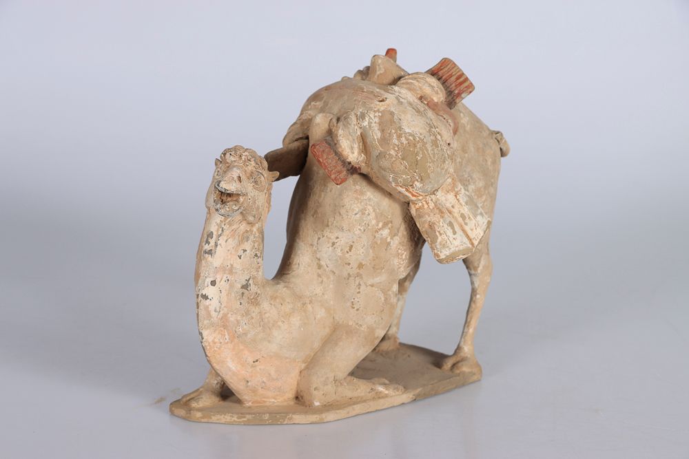 Null 中国，唐朝时期。一头多色陶制的骆驼站起来。鞍布上放着行李和包袱。高：26；宽：30厘米（修复，非常轻微的事故）。牛津大学2001年4月11日的热释光测&hellip;