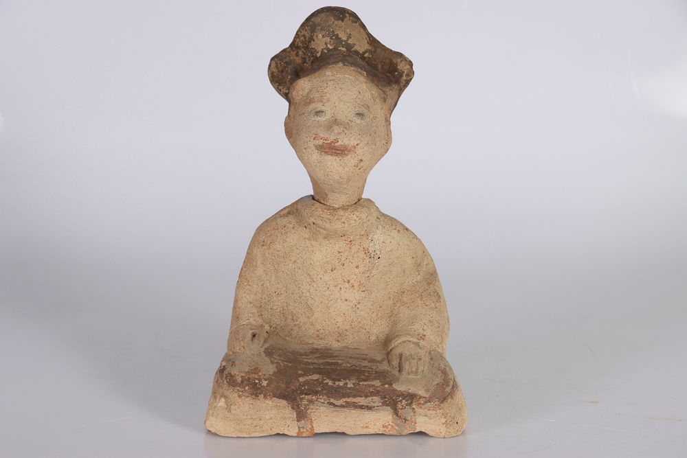 Null 中国，汉代。多彩陶土的女乐师坐像。高: 38,5 cm (修复，非常轻微的事故)