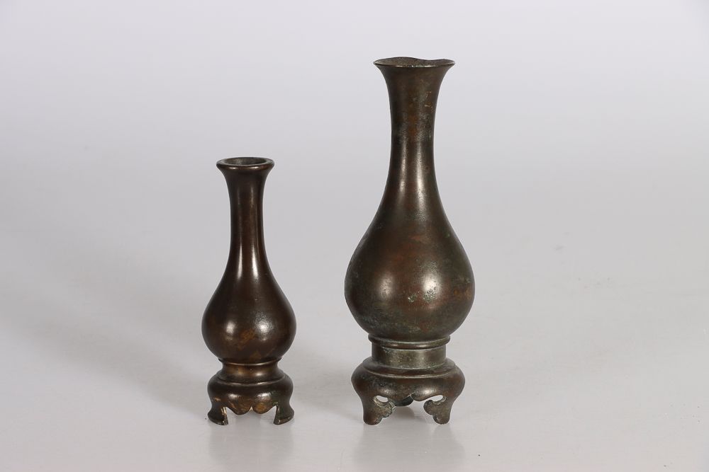 Null (2) CHINE, Epoque Ming. Ensemble de deux vases piriformes en bronze sur soc&hellip;