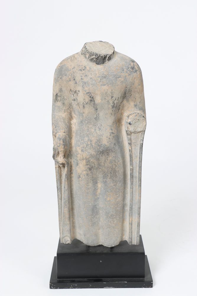 Null CHINE, Dans le style Qi du Nord. Statue de Bouddha en grès, représenté debo&hellip;
