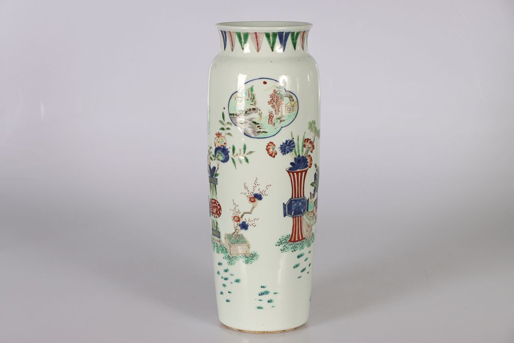 Null 中国，19世纪。瓷器卷轴花瓶，装饰有绿色家族珐琅彩的花瓶和学者的物品。高：46厘米