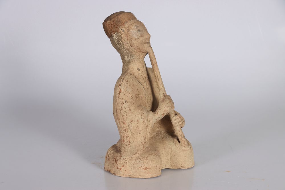 Null 中国，汉代。多彩陶器的笛子手雕像。高：35厘米（修复，非常轻微的事故）。2010年3月15日热释光QED实验室的测试结果