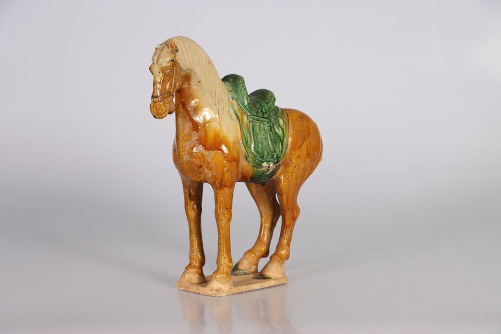 Null CINA, Stile Tang. Cavallo in terracotta con smalto Sancai. H: 31 ; L: 28 ; &hellip;